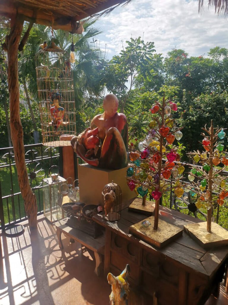 Sculptures and bird cage in Bésame Mucho Bazar.