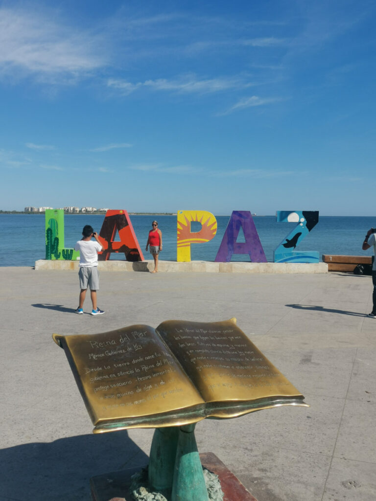 People taking a picture with the La paz sign