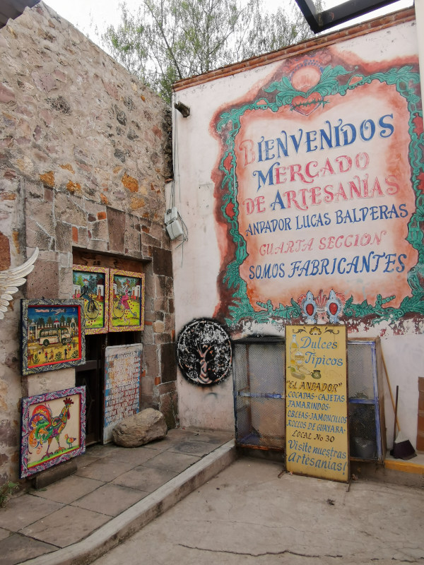 A sign welcoming people to the artesans market in San Miguel de Allende