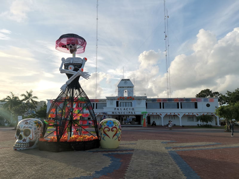 Palacio Municipal in Playa del carmen with a big Catrina statue in front
