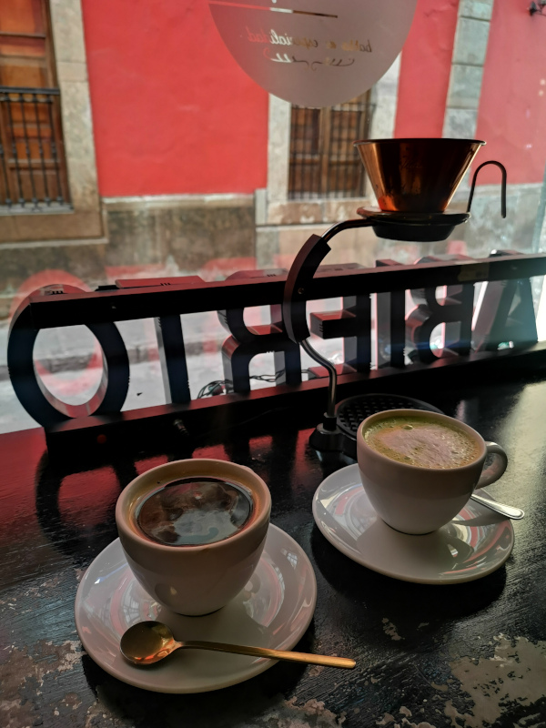 A cup of coffee and a matcha latte at Vivo Cafe in Guanajuato