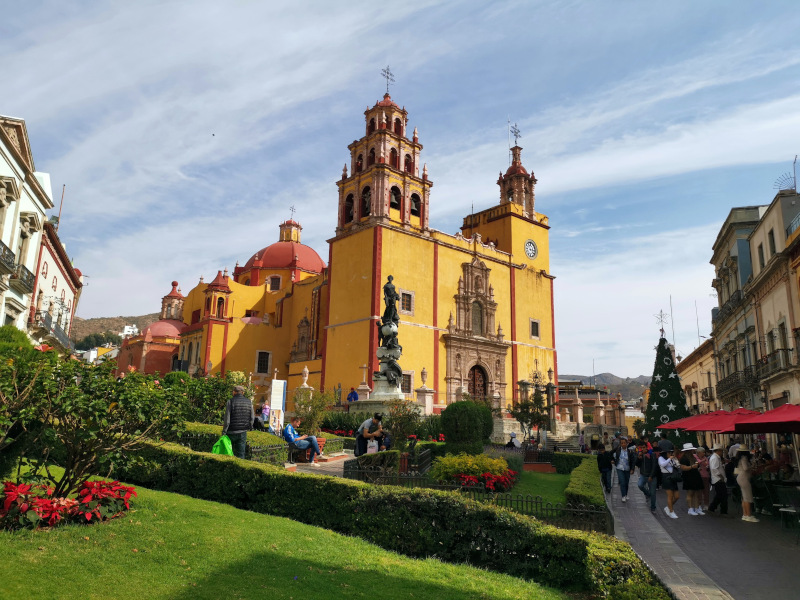 The yellow Basílica Colegiata de Nuestra Señora de Guanajuato from the outside