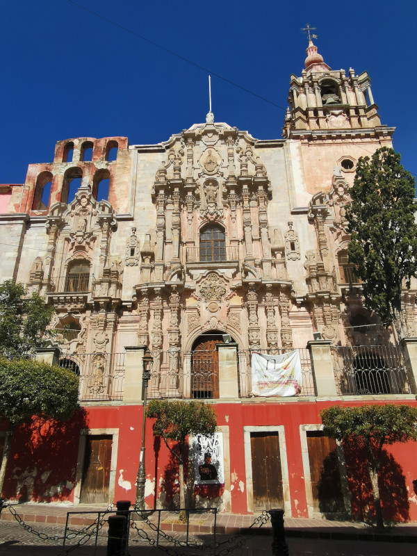 The exterior of a beautiful old church in Guanajuato