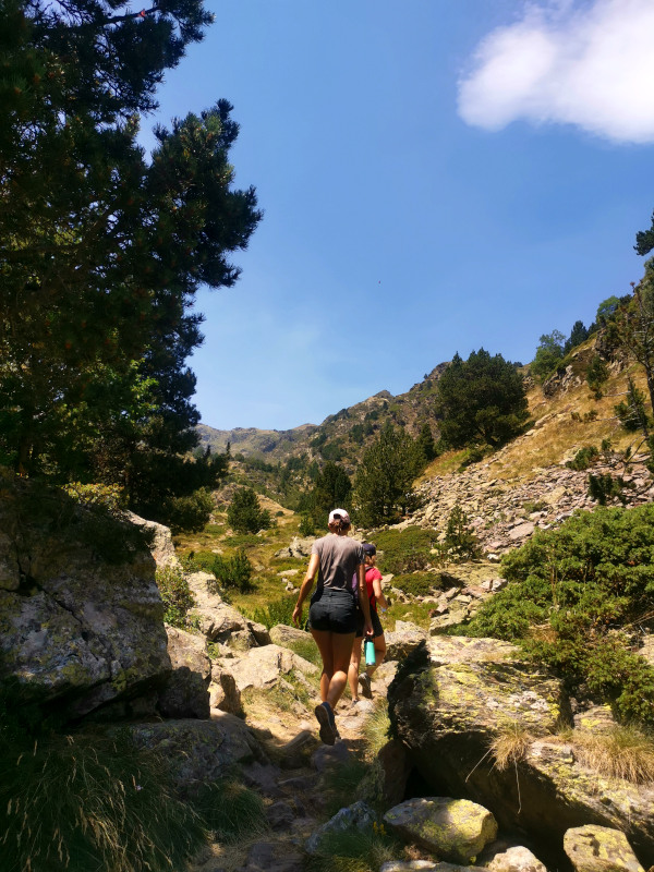 Two woman hiking to Estanys de Tristiana