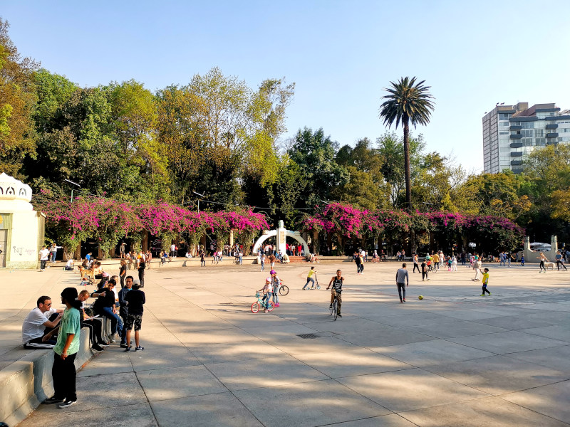 A square full of people in Parque Espana 