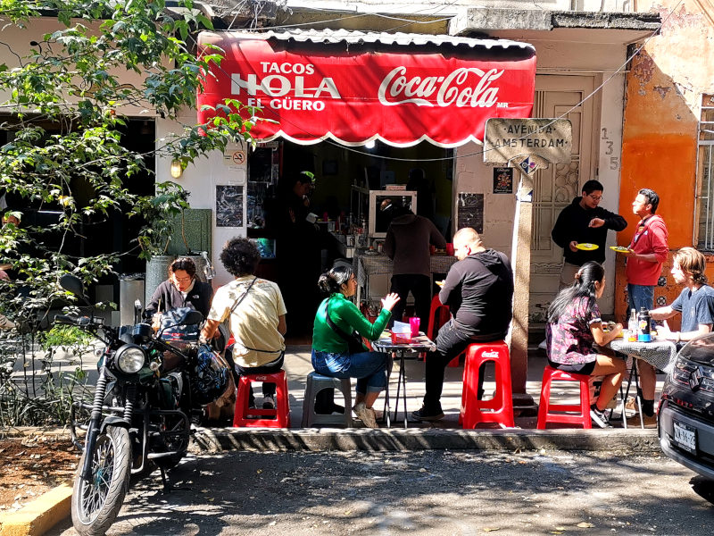 People sitting outside of Tacos Hola El Güero in La Condesa