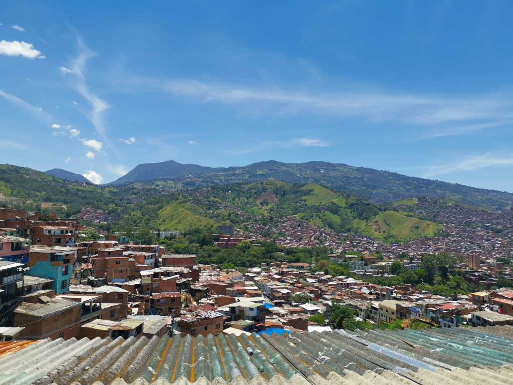 Overlooking the valley of Comuna 13 - a troublesome history