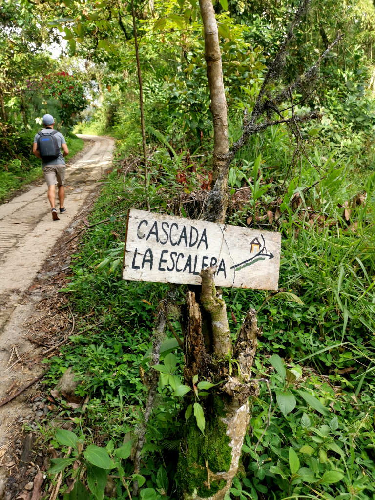 A sign pointing to Cascada la Escalera