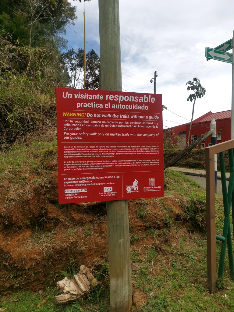 A warning sign to take a guide at Parque Arvi