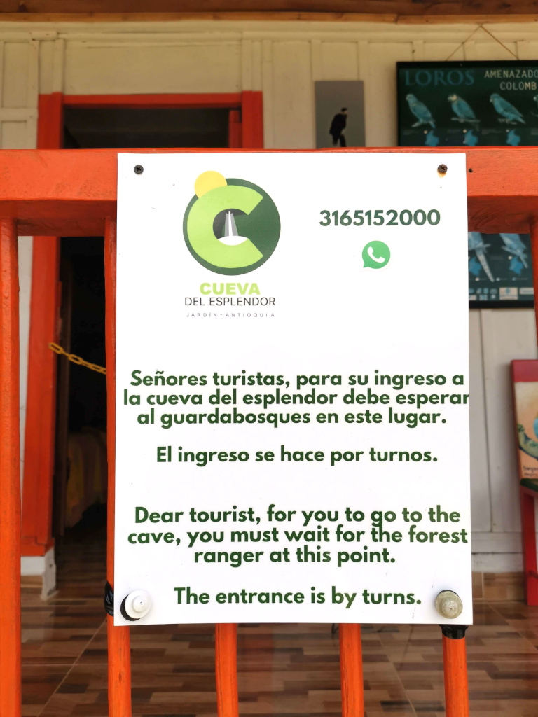 A sign at Cueva del Esplendor telling visitors to await their turn to get in
