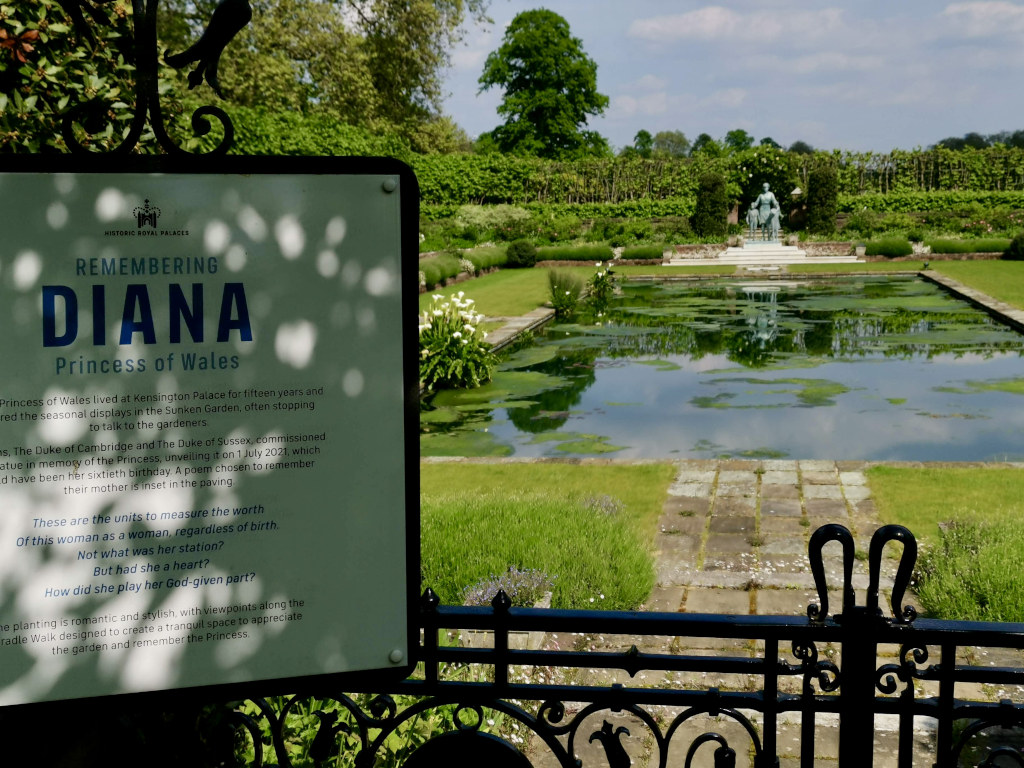 A memorial pond for Princess Diana at kensington Palace