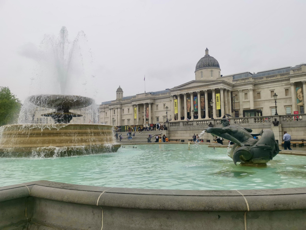 A fountain spraying water into the air in trafalgar square 