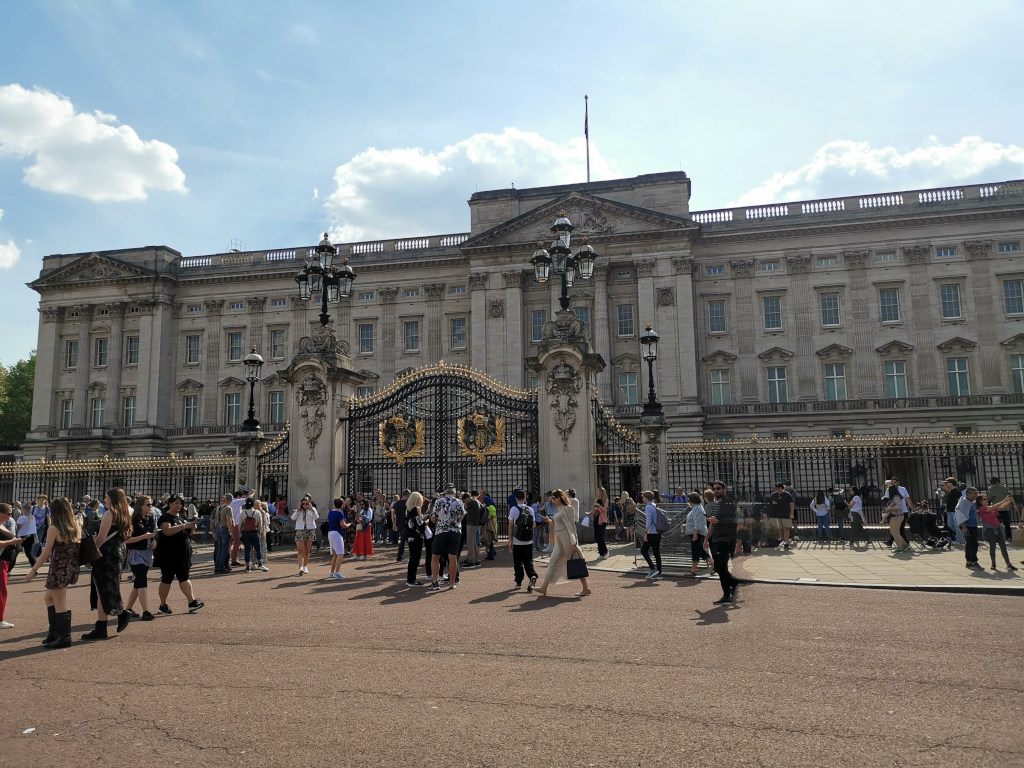 Tourists walking around in front of buckingham palace a great stop on a london itinerary