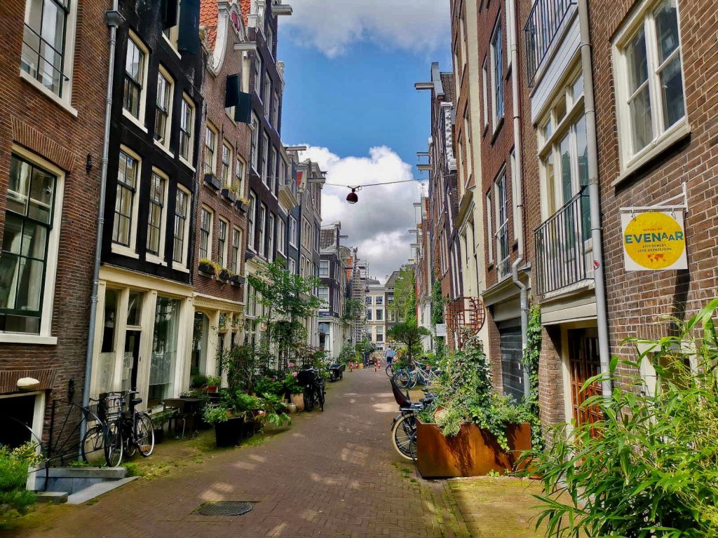 A quiet alleyway in amsterdam that is great to visit during an amsterdam itinerary