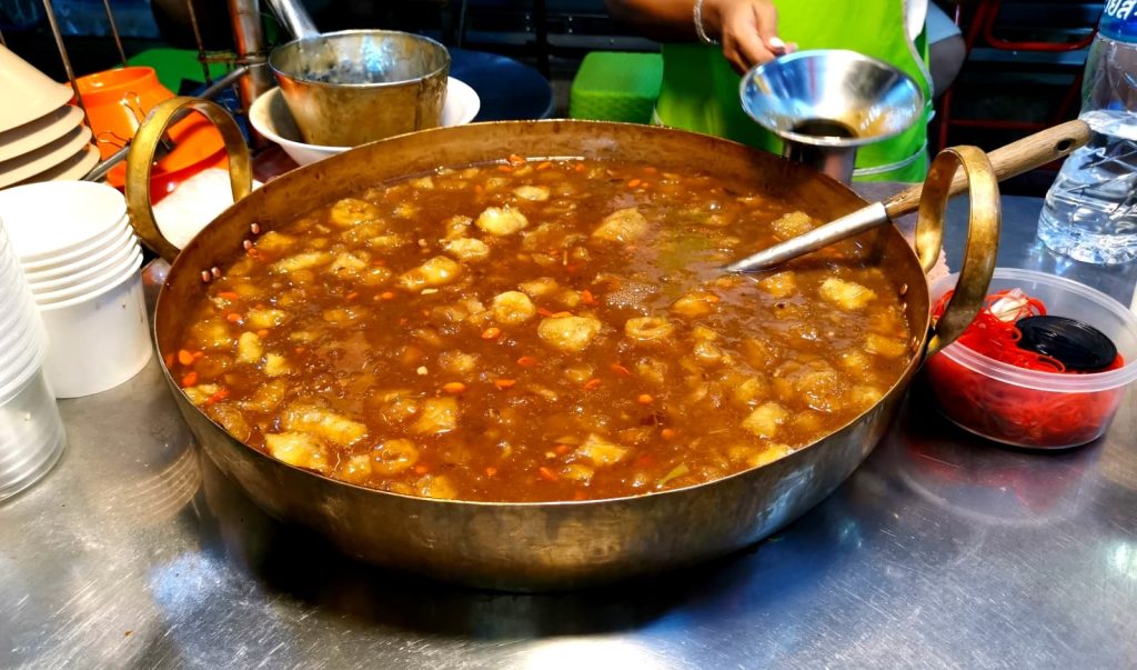 A large bowl of fish maw soup, one of the most interesting Chinese street foods to try in Bangkok.