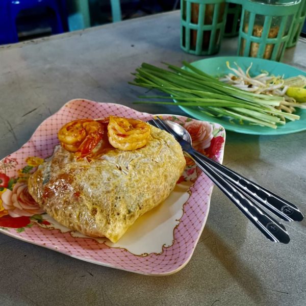 Pad Thai on a plate in Chinatown Bangkok, one of the many must-try street foods!