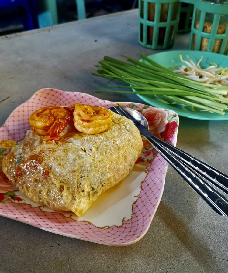 Pad Thai on a plate in Chinatown Bangkok, one of the many must-try street foods!