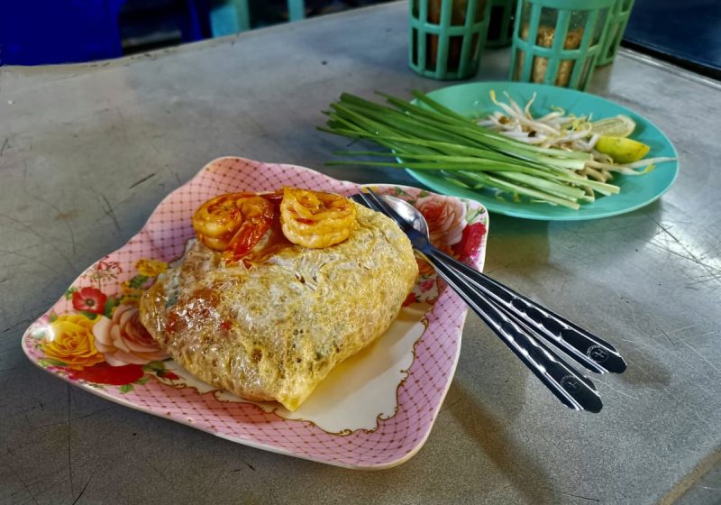 Pad Thai on a plate in Chinatown Bangkok, one of the many must-try street foods!